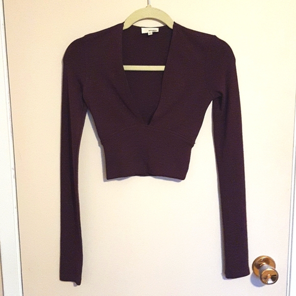 Aritzia Tops - *SOLD* Wilfred Free v neck crop top